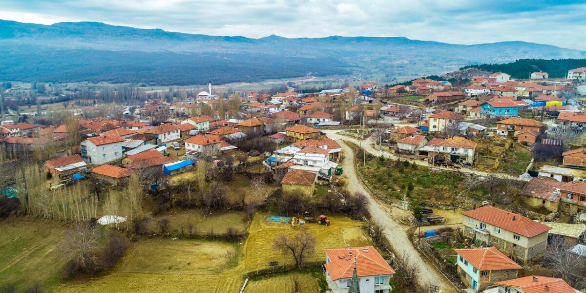 Bursa Cumalıkızık köyü dar sokaklarında huzurlu yürüyüş