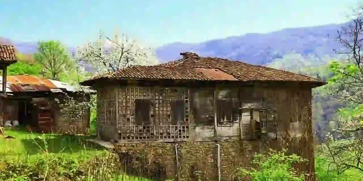 Bursa az bilinen köyleri manzarası, şelale ve eski evler