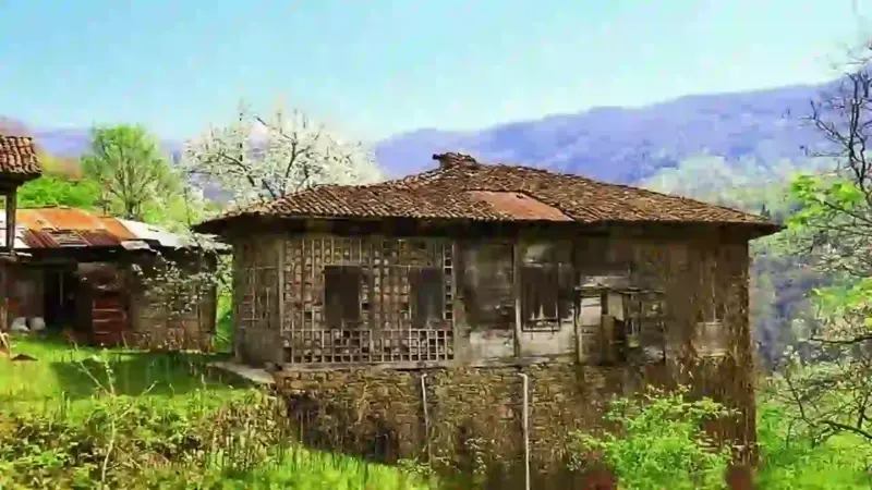 Bursa az bilinen köyleri manzarası, şelale ve eski evler