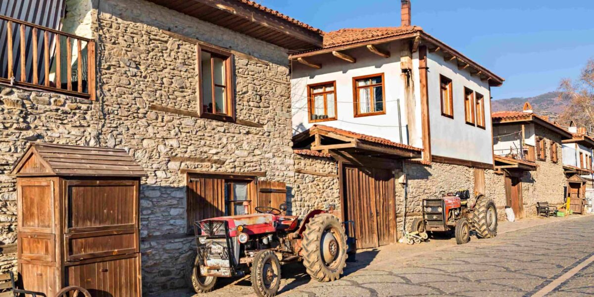 Bursa Cumalıkızık tarihi köy sokakları ve taş evler